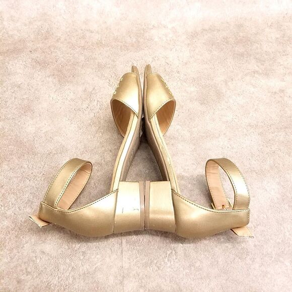 Cushion Walk by Avon Womens Size 6 Gold Ankle Strap Studded Low Block Heels - Picture 8 of 10